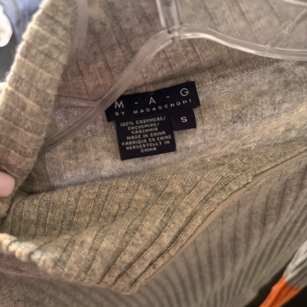 M-A-G by Magaschoni  100% Cashmere Sweater size S - Picture 8 of 9